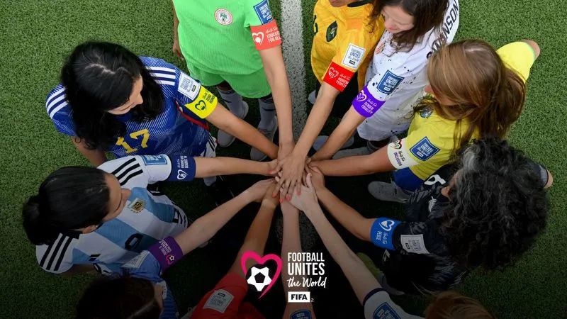 一“臂”之力踢走歧視，2023女足世界杯用足球團結世界