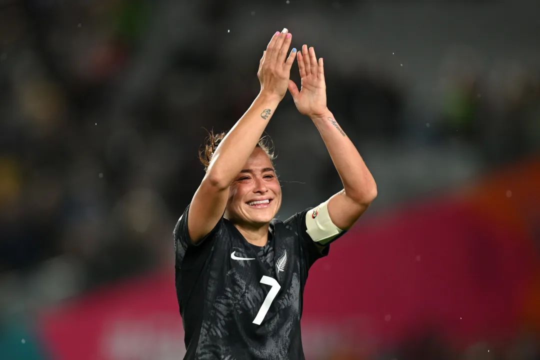 一“臂”之力踢走歧視，2023女足世界杯用足球團(tuán)結(jié)世界__一“臂”之力踢走歧視，2023女足世界杯用足球團(tuán)結(jié)世界