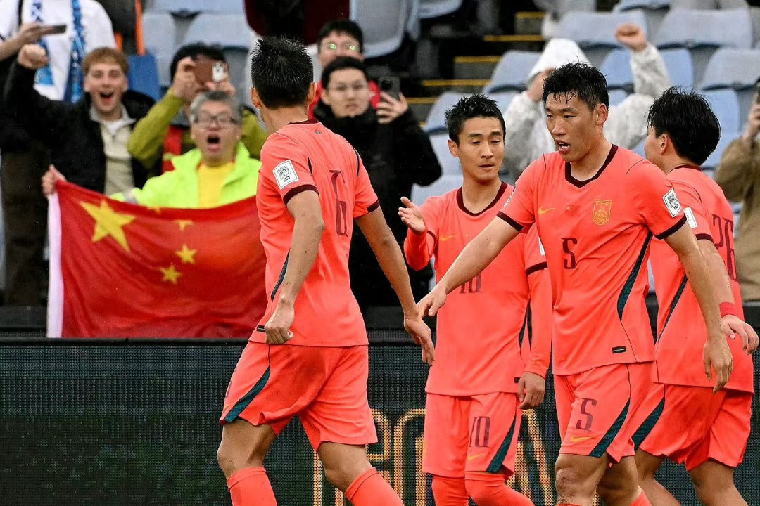 這真的是印象中的國足？2-0爆冷勝世界杯新軍，打破塵封16年紀(jì)錄