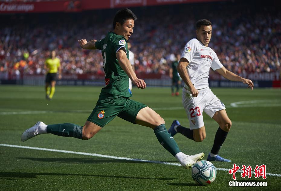 資料圖:2019-20賽季西甲聯(lián)賽,武磊在與塞維利亞的比賽中。