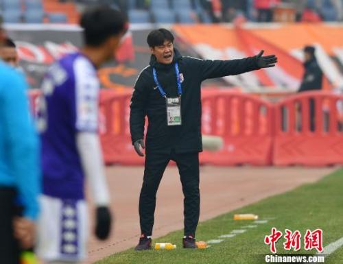 魯能泰山隊主教練李霄鵬在比賽中指揮。(資料圖)朱崢 攝