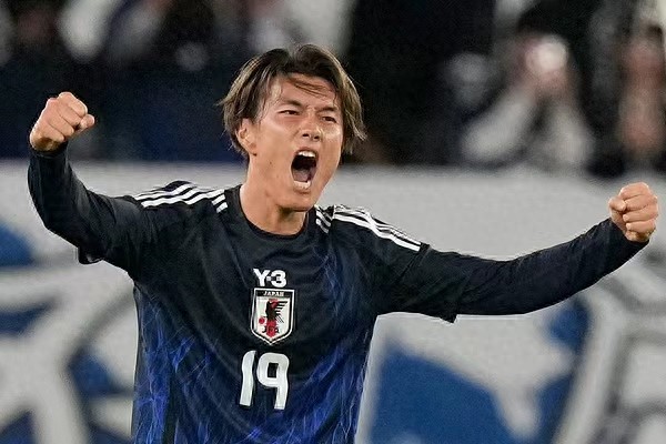 日本隊隊史首勝巴西隊 日本足球擺出了追逐世界杯冠軍的姿態